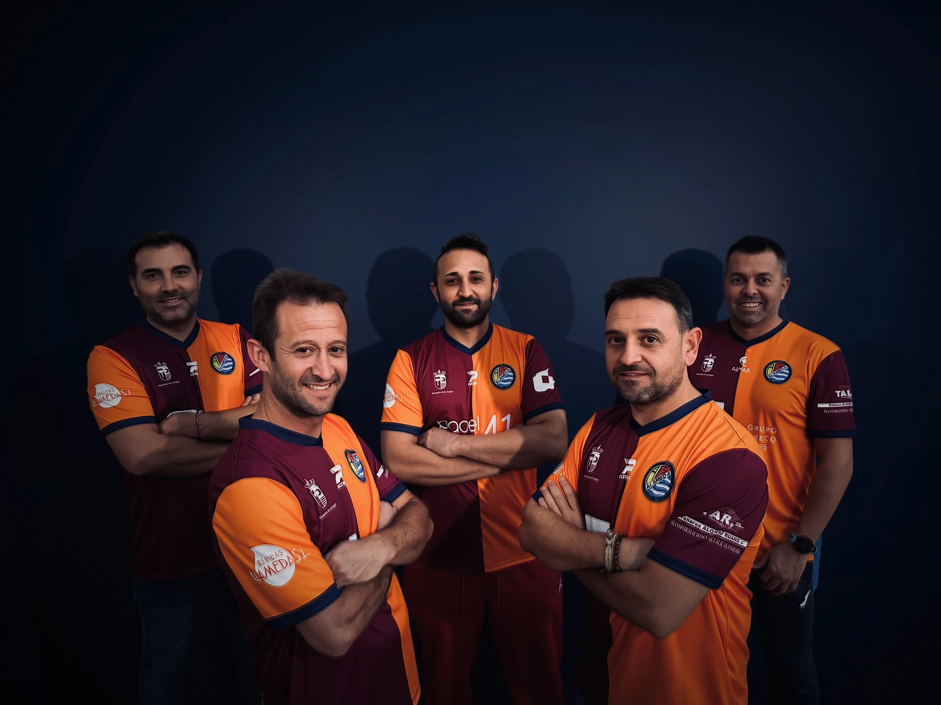 Jugadores del Alameda FS con la nueva camiseta clásica naranja y granate