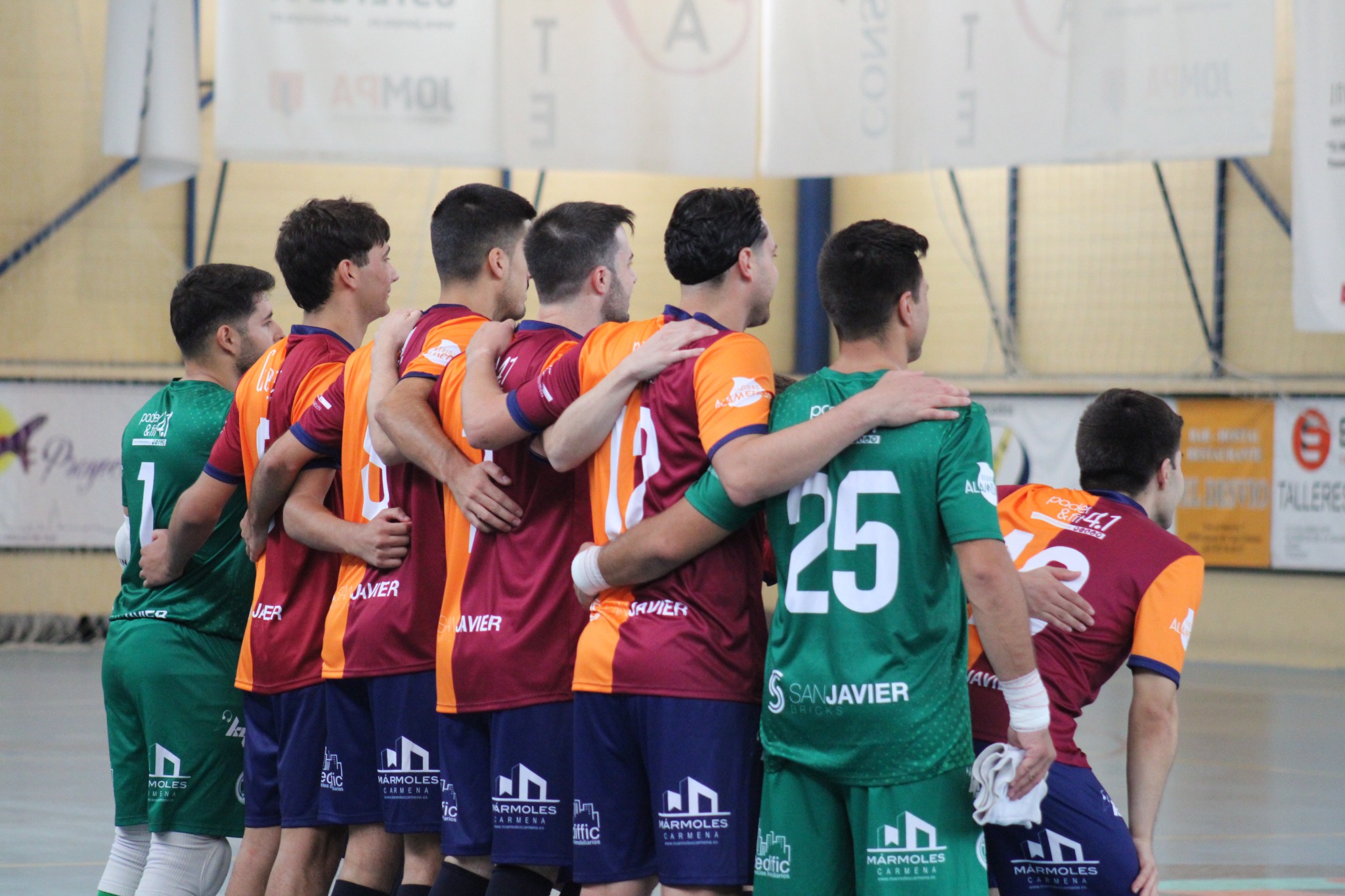 Jugadores del Alameda FS - Greco Gres unidos, con los brazos sobre los hombros de sus compañeros